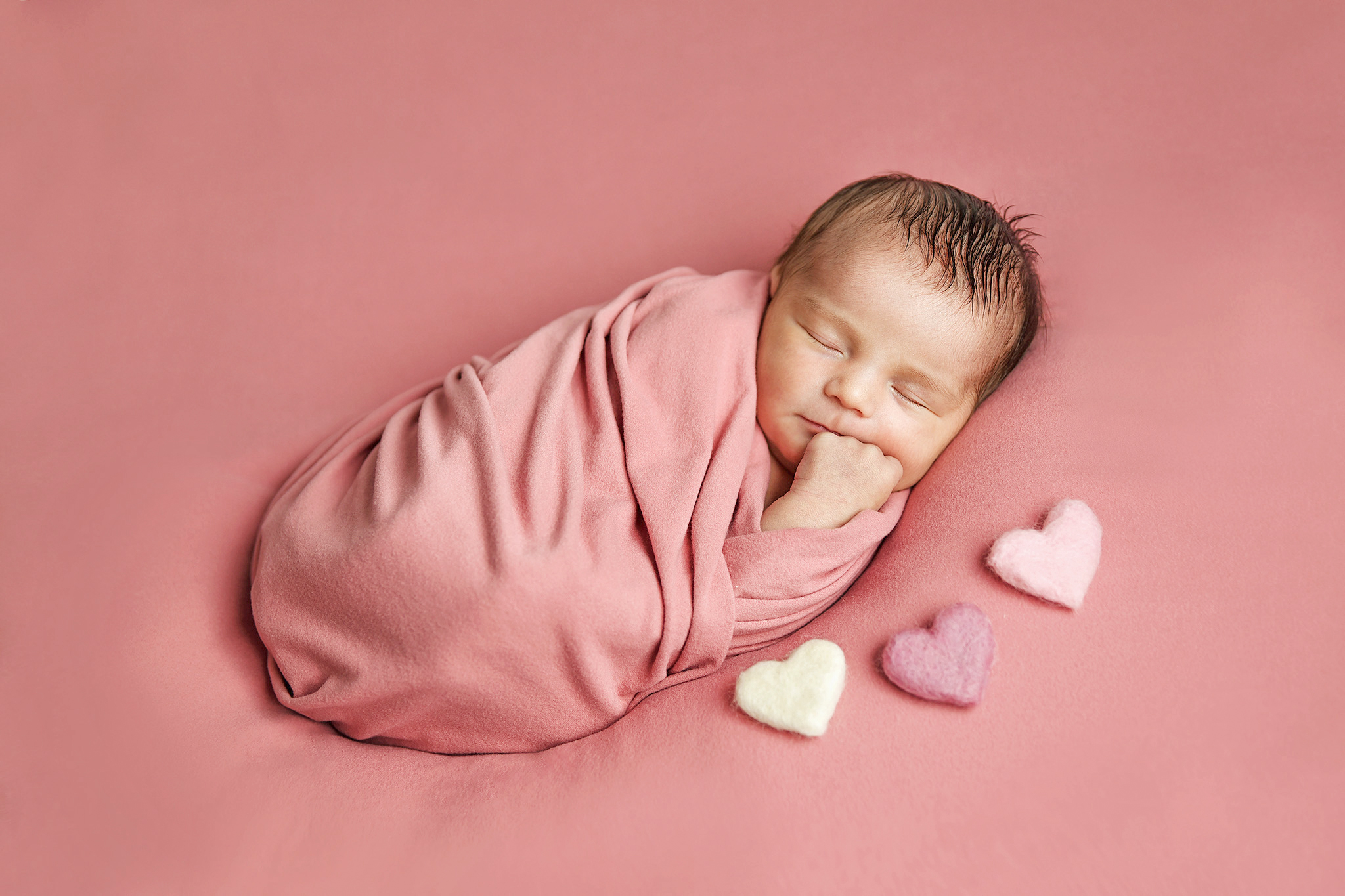 Vauva pinkissä kapalossa nukkuu