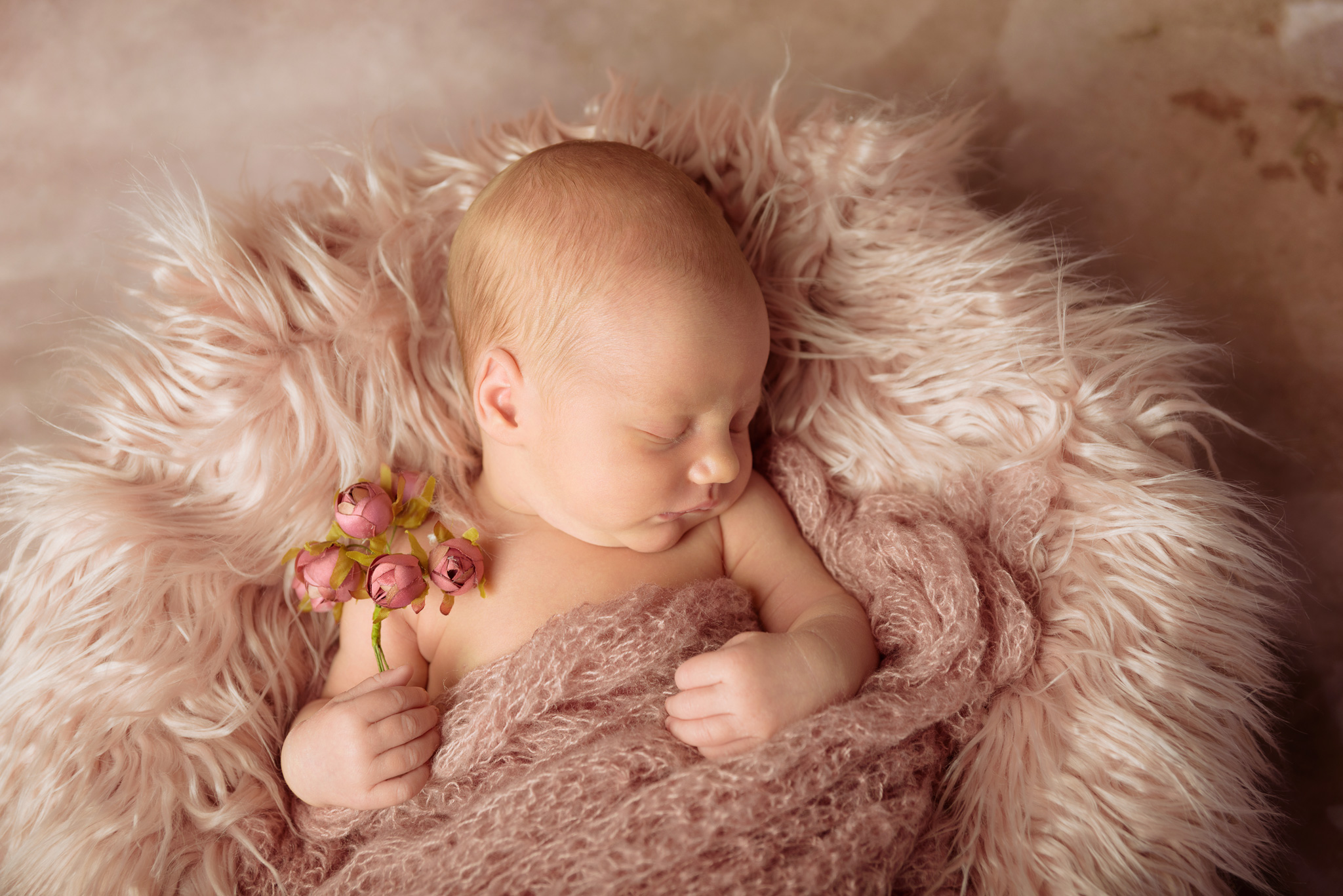 vastasyntynyt tyttövauva nukkuu pinkissä vuoteessa